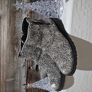 Offers welcome! UGG Womens sz 8 Shayla Exotic PRELOVED/Scuffed but cute& warm!